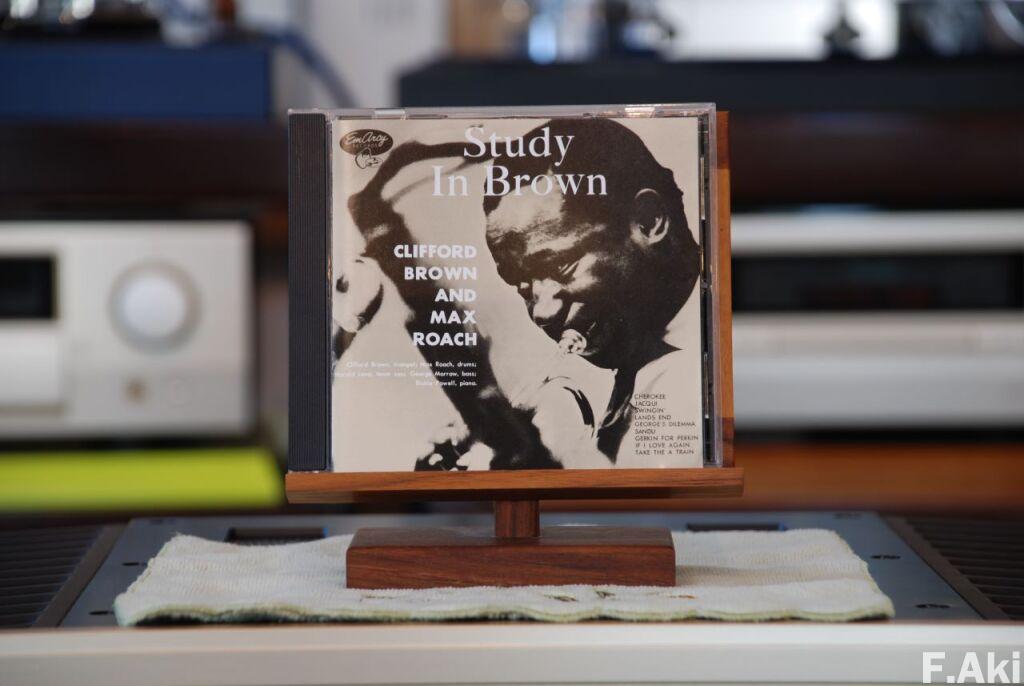 オーディオ・ベースマン見たり聴いたり　猫の魔法で音楽（CD）を聴く・・クリフォード・ブラウンさんの「Study In Brown」(生活・トイレ）